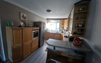 Kuchyně z masivu s barem a spotřebiči,6407