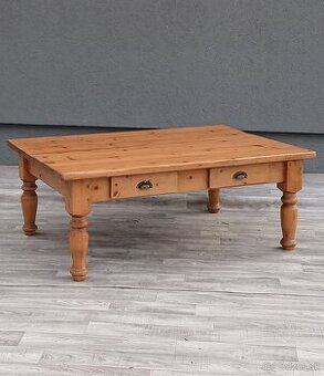 Stolík konferenčný smrekový.