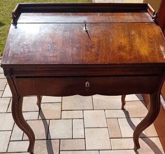 Starožitný stolík, hodiny, stojan na noviny,vešiak,lampa