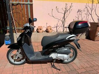 Honda SH 150i – 1875 km, zachovalý stav, kufor