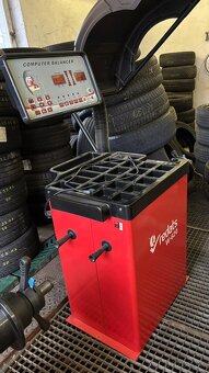 Vyvažovačka kolies poloautomatická W-620