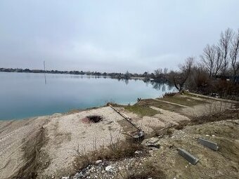Ponúkame na predaj pozemok pri vodnej ploche, Rovinka.
