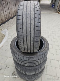 225/45 r18
