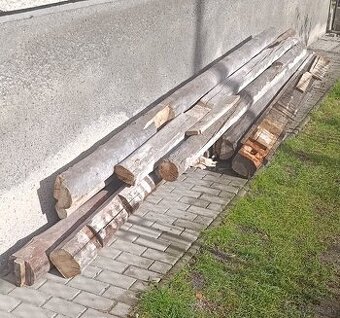 Staré drevené trámy