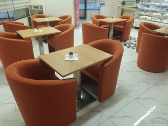 Kreslo Mušľa, stoly