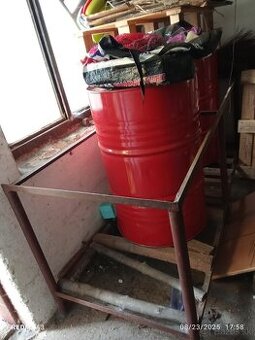 Pracovny zelezny stol