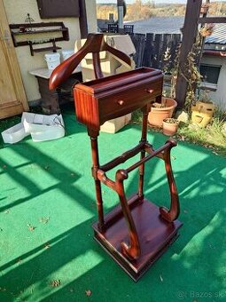 Domáci sluha Chestrfild - stojan na oblečenie