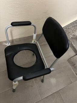 Mobilný záchod pre pacientov z obmedzením pohybu