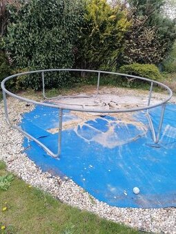 Rám na trampolínu.