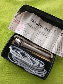 Mikrofón Tesla AMD.