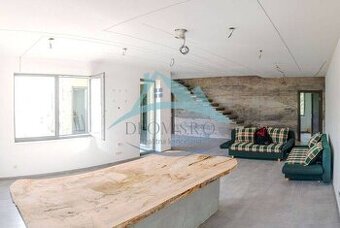 Priestranný dvojpodlažný rodinný dom s veľkou terasou Plášťo