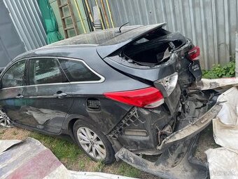 Hyundai i 40 , havarované