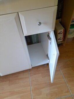 Kupelňova skrinka s umyvadlom