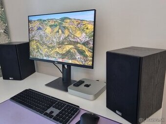 Apple Mac mini M2 s monitorom a reproduktormi
