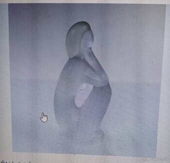 Sediaca žena - soška