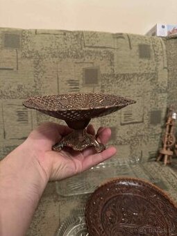 Liatina v empírovom prevedení s reliéfnym vzorom kvetinového