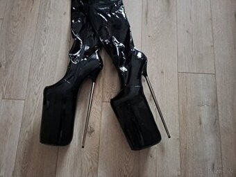 NOVÉ EXTREM ČIERNE LAKOVANÉ ČIŽMY Č.42 - 1