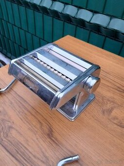 Predám strojček na rezance pár krát použitý