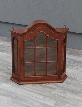 Vitrína nástenná – 70 x 68 x 17,5 cm.