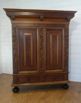 Skriňa renesančná z 19 . storočia ( 76 ) .