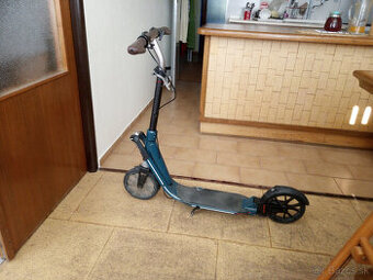 Odpruzena skladacia kolobezka OXELO TOWN 9EF V2.