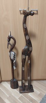 Predám vyrezávané drevené sochy – žirafa a plameniak/žeriav