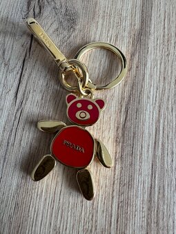 Prívesok PRADA na kabelku / kľúčenka