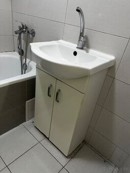 Darujem za odvoz kúpeľňovú skrinku+umyvadlo so skrinkou