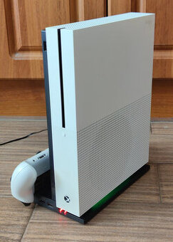 Xbox One S - 2 ovladace, nabijaci stojan a 2 hry