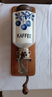 Porcelánový mlýnček na kávu - třešně