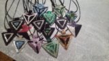 Ručne šité korálkové šperky v tvare trojuholníka