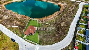 Luxusný stavebný pozemok s vlastným vstupom do jazera –...