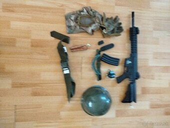 Airsoftova výstroj zo zbranou