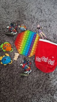 Za symbolickú cenu hračky pop it vojacikovia figurky