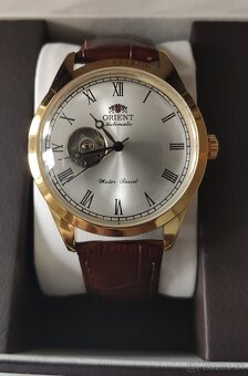 Set k obleku Orient Classic Envoy Open Heart s opaskom.