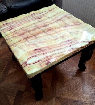 Starožitný ónyxový stolík