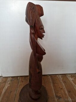 Vyřezávaná africká žena