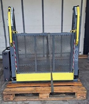 Prodám hydraulickou plošinu Ricon 350kg horizontálně lomenou