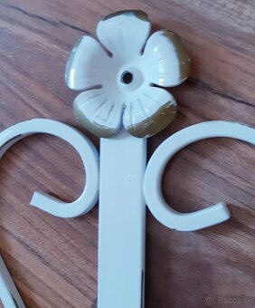 Vintage kovovy vesiak na stenu