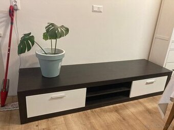 skrinka pod TV