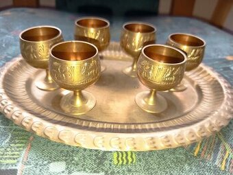 Mosadzné poháriky s modadzným podnosom