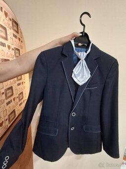 Kvalitný tmavomodrý oblek 158