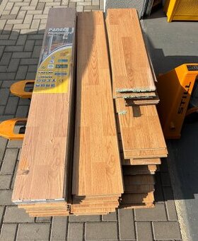 Laminátová podlaha Dub (parkety/trojlamela) á2,50€ za m2