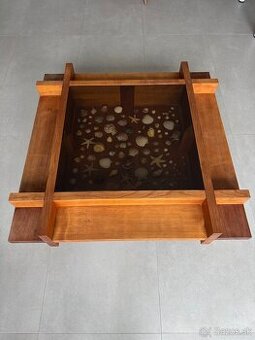 Predám masívny konferenčný stolík.