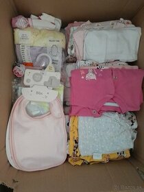 Balíky oblečenia pre dievčatko