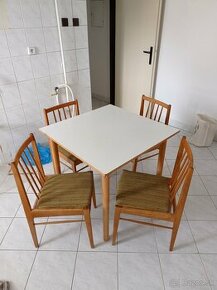 Stôl a štyri stoličky