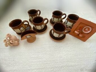 Keramické, nepoužívané šálky+ stojan na servitky(ozdoby zdar