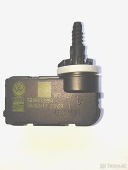 Motorček naklonenia svetla Vw Audi Seat a iné 560941295A