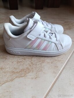 Tenisky Adidas velkost 33