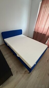 Modrá čalúnená posteľ 140x200 s novým matracom